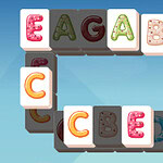 Barevné kostky s písmeny uspořádané do tvaru písmene C na modrém pozadí