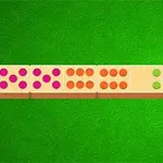 Pět domino kamenů na zeleném pozadí s různobarevnými tečkami