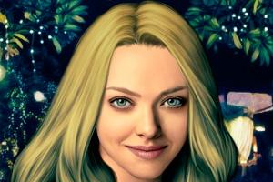 Žena s dlouhými blond vlasy a modrýma očima stojí před tmavým pozadím s listy a světýlky