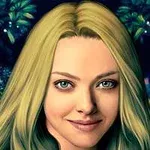 Žena s dlouhými blond vlasy a modrýma očima stojí před tmavým pozadím s listy a světýlky