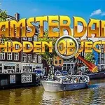 Nápis Amsterdam Hidden Objects s lupou na obrázku městského kanálu s loděmi a domy
