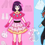 Dvě anime postavy v kostýmech, jedna v růžovém oblečení s mikrofonem a druhá v tradičním japonském oděvu s dřevákovým nihongo vzorem, na růžovém a modrém pozadí