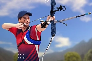 Muž ve sportovním oblečení a čepici, zaměřující luk a šíp na venkovní terč
