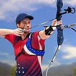 Muž ve sportovním oblečení a čepici, zaměřující luk a šíp na venkovní terč
