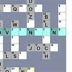 Část křížovky na šedém pozadí s písmeny v různých barvách, včetně bílé, šedé, žluté a tyrkysové