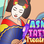 Žena v tradičním oděvu s vějířem drží tetovací pero vedle nápisu ASMR Tattoo Treatment