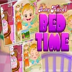 Usmívající se dítě v modrém pyžamu sedí na vysoké stoličce, obklopené ilustracemi z pokojíku, které zahrnují postýlku a hračky, s nápisem BED TIME ve středu