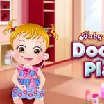 Usmívající se dítě s fonendoskopem v růžových šatech stojí v dětském pokoji vedle nápisu Doctor Play