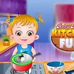Holčička s blond vlasy se nachází v kuchyni, stojí u sporáku a vaří v hrnci, vedle jsou misky a kuchyňské náčiní