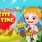 Dítě s krátkými světlými vlasy drží dva pestrobarevné draky na pozadí s modrou oblohou a zelenou krajinou