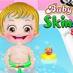 Dítě s blonďatými vlasy ve vaně obklopené hračkami, jako je žlutá kachnička, s nápisem Baby Hazel Skin Care
