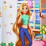 Dívka s dlouhými blond vlasy stojí vedle regálu s různými účesy v pokoji s palandou a knihami