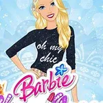 Blondýnka v černém tričku s nápisem oh my chic stojí na modrém pozadí s korunkou a třpytkami
