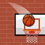 Basketbalový míč letící do koše před cihlovou zdí