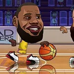 Dva kreslené postavičky basketbalistů s velkými hlavami hrají basketbal na hřišti