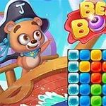 Kreslený medvěd s pirátskou čepicí na lodi vedle barevné mřížky s názvem Bear Boom