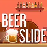 Sklenice s pivem na baru před pozadím s policemi plnými lahví a nápisem Beer Slide