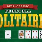 Nápis Best Classic Freecell Solitaire na zeleném pozadí s kartami různých symbolů a hodnot