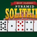 Název Pyramid Solitaire s velkými žlutými písmeny nad řadou šesti hracích karet na zeleném pozadí