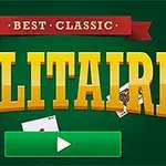 Nápis BEST CLASSIC SOLITAIRE na zeleném pozadí s obrázky hracích karet a zeleným tlačítkem přehrávání