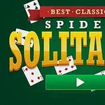 Text Best Classic Spider Solitaire na zeleném pozadí s rozloženými hracími kartami a zeleným tlačítkem pro spuštění