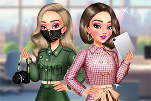 Dvě stylizované postavy stojí vedle sebe, jedna v zelené uniformě s černou maskou a fotoaparátem, druhá v růžovém kostýmu držící tablet, na pozadí rozmazaná kancelář