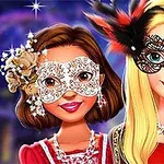 Dvě usmívající se ženy v plesových maskách s ozdobami na hlavách v elegantních šatech