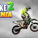Motorkář v zelené přilbě a oblečení skáče na motorce na šedém pozadí s nápisem Bike Mania 2