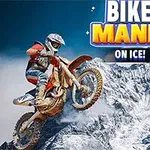 Motorkář skáče na motorce před zasněženou horou s nápisem BIKE MANIA ON ICE