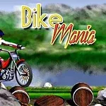 Motorkář na červené motorce překonává překážky z kamenů a sudů s nápisem Bike Mania v pozadí
