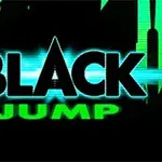 Název „Black Jump“ na pozadí s neonově zelenými a černými prvky a siluetami budov