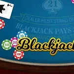 Karetní stůl s žetony různých hodnot, eso a karta s číslem 21 uprostřed s nápisem Blackjack