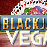 Hrací karty a žetony na červeném pozadí s nápisem Blackjack Vegas