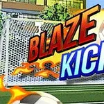 Nápis Blaze Kick s hořícím fotbalovým míčem na fotbalovém hřišti