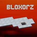 Bloxorz Kostka na šedé dlaždicové plošině s oranžovým pozadím a nápisem Bloxorz