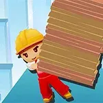 Postava s helmou nese dřevěné desky v prostředí s modrými sloupy