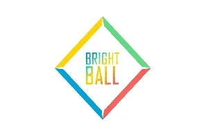Název Bright Ball umístěný uvnitř čtvercového rámečku tvořeného barevnými pruhy ve žluté, zelené, červené a modré barvě