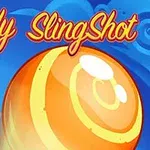 Velká oranžová lízátka s bílými pruhy na modrém pozadí s nápisem Candy SlingShot