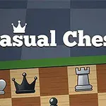 Nad šachovnicí s figurkami je nápis Casual Chess s korunou nad písmenem C