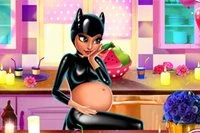 V Catwoman Pregnant se přidej ke Catwoman na dobrodružství těhotné