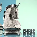 Šachová figura koně s metalickým vzhledem na lesklém povrchu vedle nápisu Chess Master