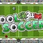 Fotbalové hřiště s nápisem Pool Soccer obklopené různobarevnými koulemi