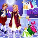 Princ a princezna tančí na balkoně pod měsícem obklopení šaty a doplňky