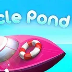 Růžový člun s plovoucím kruhem na modrém pozadí s nápisem Circle Pond