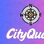 Kompas s nápisem CityQuest na pozadí s motivem herních ovladačů v modro-růžových tónech