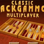 Hrací deska pro backgammon s dvěma kostkami a žetony, na dřevěném pozadí s nápisem Classic Backgammon Multiplayer