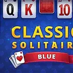 Karetní motiv s nápisem Classic Solitaire Blue na modrém pozadí s kartami
