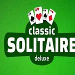 Název Classic Solitaire Deluxe na zeleném pozadí s kartami nahoře