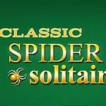 Název Classic Spider Solitaire na zeleném pozadí s pavoukem a třemi kartami srdcová čtyřka, piková devítka a kárové eso