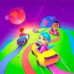 Tři kreslené postavy na barevných drahách jedoucí v autech kolem planety s fialovým vesmírným pozadím a planetami v pozadí